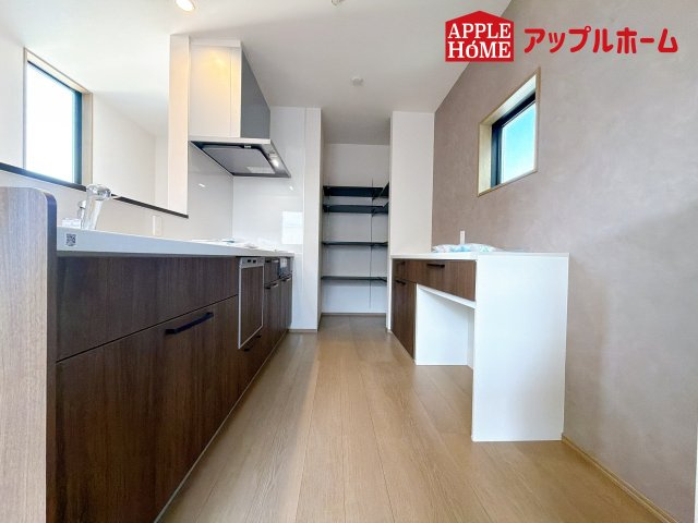 [新築住宅] さいたま市南区根岸三丁目 全4区画のキッチン|見栄えもよくお手入れもスムーズに出来ます。豊富な収納力もございますので、キッチンスペースをスッキリとお使い頂けそうです。