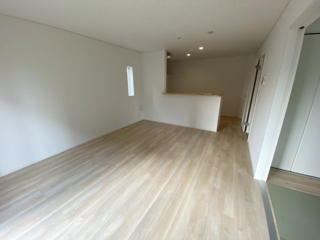 いわき市小名浜住吉　小名浜三小　 ご案内も即日ご対応可能☆の居間・リビング|■リビングの写真です■□■　広いリビングで快適に、ゆったりと過ごせますね♪