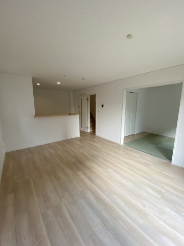 いわき市小名浜住吉　小名浜三小　 ご案内も即日ご対応可能☆の居間・リビング|■リビングの写真です■□■　家族団らんの時間が増えそうなリビングですね。