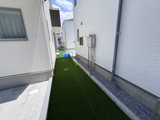 三郷市戸ケ崎５丁目新築戸建【吹上小学校：8分】のキッチン|広々システムキッチン・シンクの水栓には浄水器がついてます！