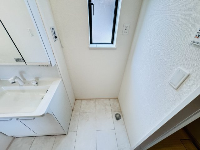 三郷市戸ケ崎５丁目新築戸建【吹上小学校：8分】の独立洗面台|シャワーヘッド付き三面鏡洗面化粧台