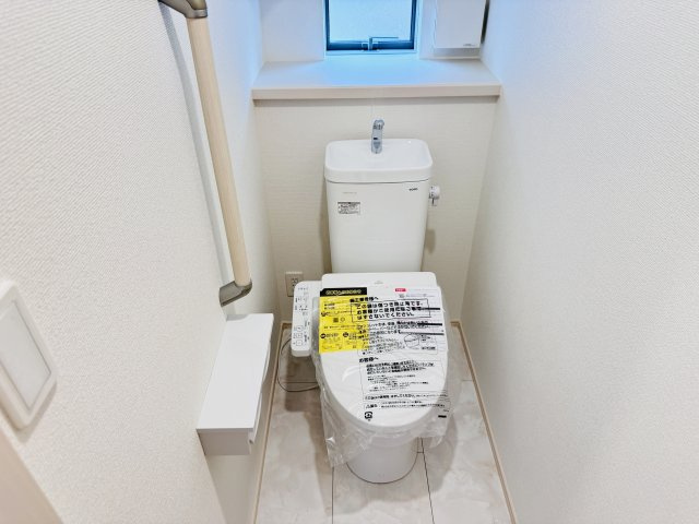 三郷市戸ケ崎５丁目新築戸建【吹上小学校：8分】のトイレ|温水洗浄暖房便座つきトイレ