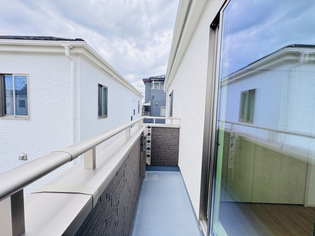 三郷市戸ケ崎５丁目新築戸建【吹上小学校：8分】のバルコニー|寝室前南側バルコニー・日当たり良好♪