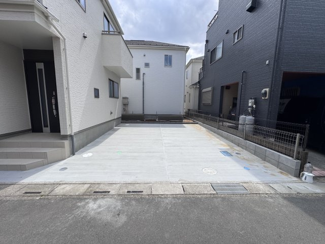 三郷市戸ケ崎５丁目新築戸建【吹上小学校：8分】の駐車場|Ａ号棟駐車スペース・並列2台駐車可
