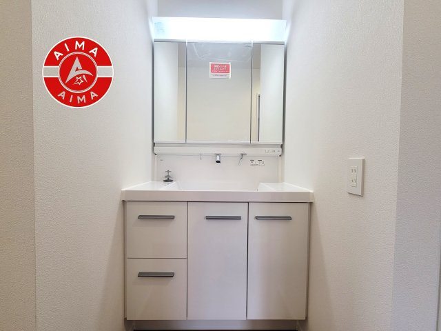 福岡市東区和白丘2丁目第1-2棟（1号棟）の独立洗面台|毎日使うものだから清潔な空間を保ちたい水回り。洗面にはそんな願いを解消させてくれる収納アイデアが満載です。三面鏡の裏側にはキャビネットが現れ小物から背の高い物まで収納できます。