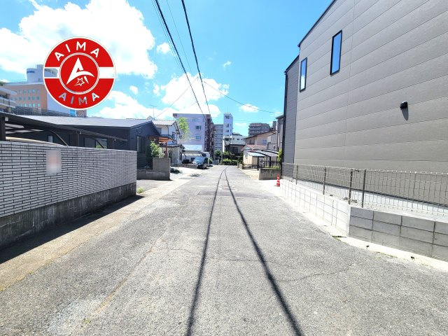 福岡市東区和白丘2丁目第1-2棟（1号棟）の前面道路含む現地写真|前面道路は閑静な住宅地をはしる車通りの少ない道路。お車の出し入れが苦手なママや小さなお子様にも安心ですね。しっかり舗装もされているので、ベビーカーや自転車で通っても快適に通行できます。前面道路です。