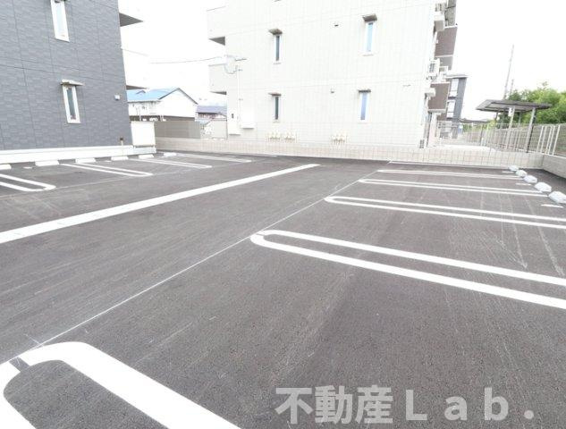 ザ　サンハート八代の駐車場
