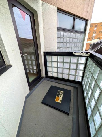 西宮市甲東園３丁目のマンションのバルコニー