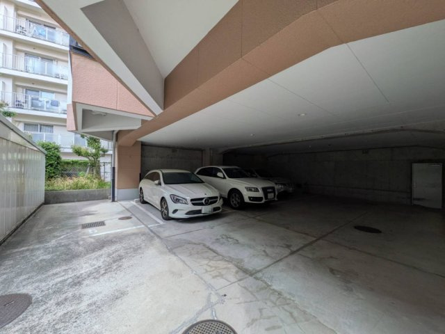 西宮市甲東園３丁目のマンションの駐車場