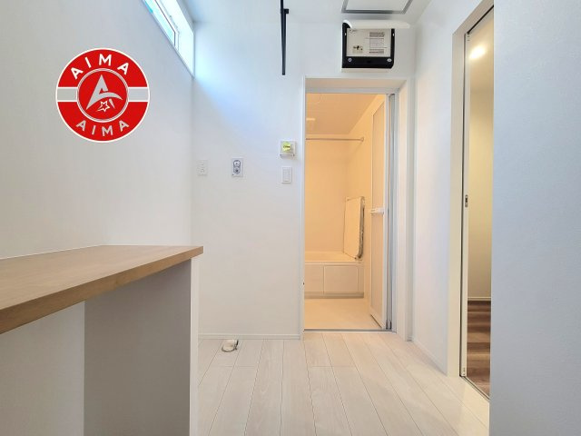 福岡市東区和白丘2丁目第1-2棟（2号棟）の脱衣所|ゆとりの洗面スペースで朝の身支度もスムーズに。暮らしを快適に変えるシャワー付洗面台です！
