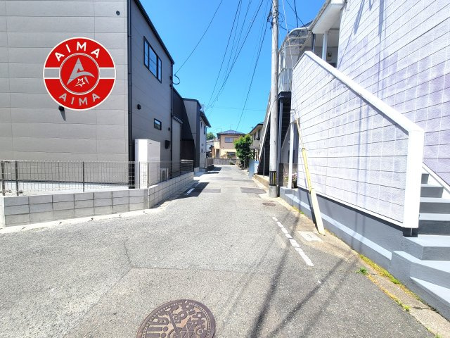 福岡市東区和白丘2丁目第1-2棟（2号棟）の前面道路含む現地写真|前面道路は閑静な住宅地をはしる車通りの少ない道路。お車の出し入れが苦手なママや小さなお子様にも安心ですね。しっかり舗装もされているので、ベビーカーや自転車で通っても快適に通行できます。前面道路です。