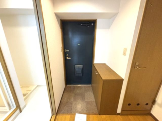 金栄ビル東館の玄関