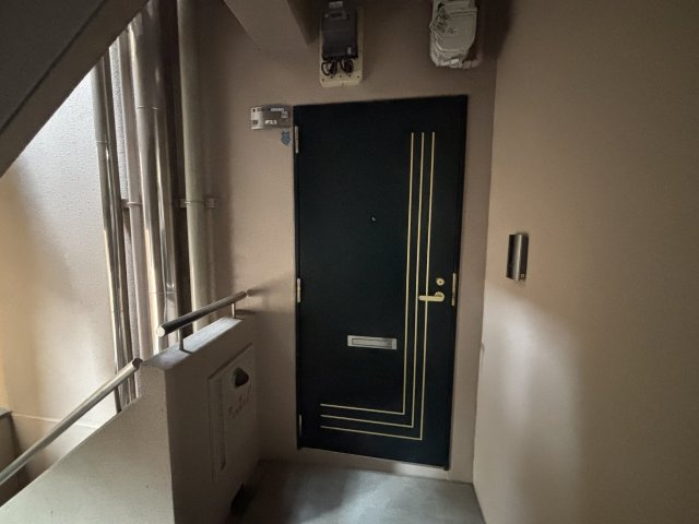 金栄ビル東館の玄関