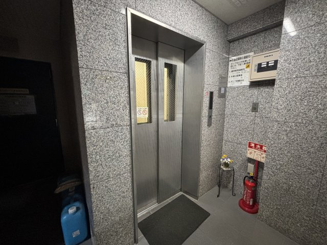 金栄ビル東館のエントランス