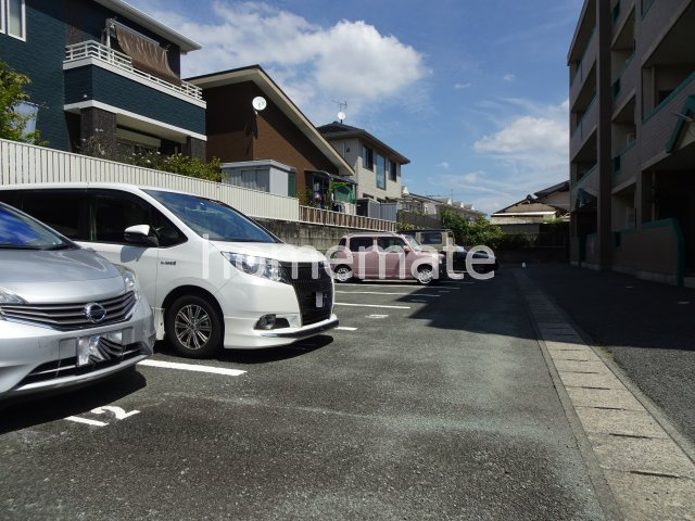 熊本市中央区帯山７丁目の賃貸マンションの駐車場