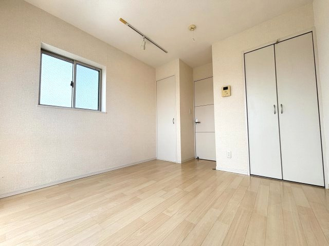 6.1帖の白を基調とした明るい洋室