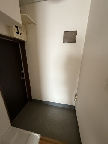 上野アパートメントの玄関