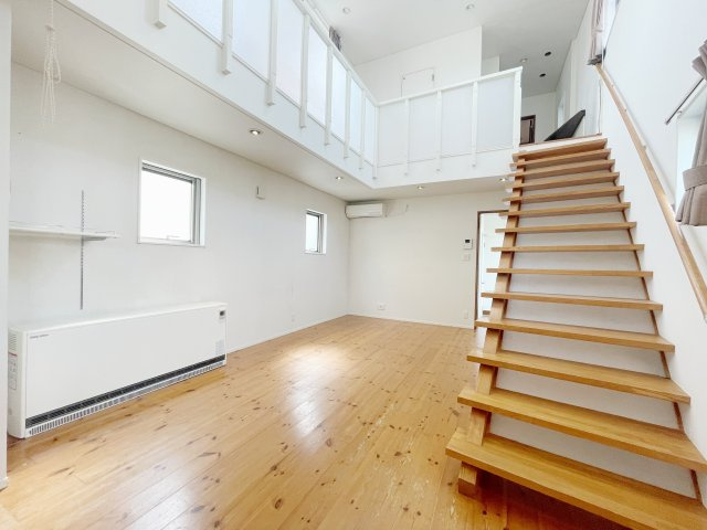 中古戸建・中古住宅　郡山市富田町坦ノ腰　富田小学校・富田中学校の居間・リビング|リビング上部吹抜けなので2階からの陽射しが届き明るいリビングを演出！
