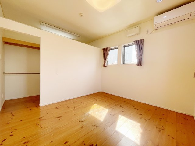 中古戸建・中古住宅　郡山市富田町坦ノ腰　富田小学校・富田中学校の洋室|主寝室は二面採光で陽当たり良好です◎