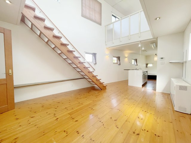 中古戸建・中古住宅　郡山市富田町坦ノ腰　富田小学校・富田中学校の居間・リビング|リビング階段付き！上部吹抜けで開放感たっぷりです！