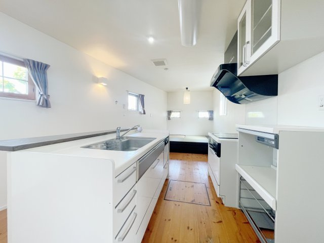 中古戸建・中古住宅　郡山市富田町坦ノ腰　富田小学校・富田中学校のキッチン|アイランドキッチン！IHクッキングヒーターで火災の不安を軽減♪