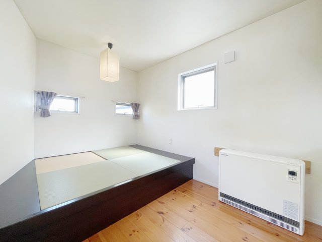 中古戸建・中古住宅　郡山市富田町坦ノ腰　富田小学校・富田中学校の居間・リビング|小上がりのタタミコーナー付き！くつろぎの和の空間です！