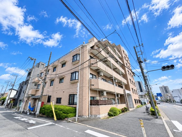 GSハイム第二金町の外観|角地に映える堂々とした佇まい。開放感と存在感を兼ね備えたマンションです。