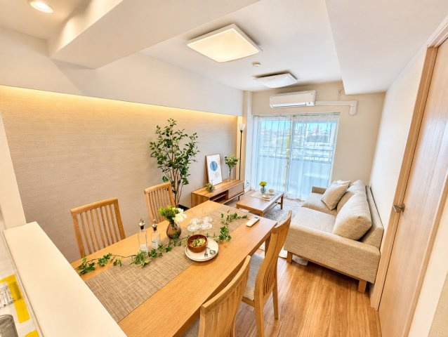 GSハイム第二金町の居間・リビング|食事もくつろぎも心地よく楽しめる、バランスの良いLDK空間。