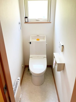 【トイレ】 | 小樽市赤岩2丁目　戸建 | トイレの中にも優しく陽が差し込みます♪