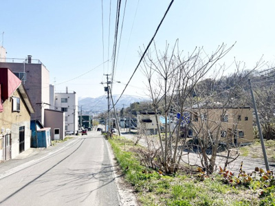 【前面道路含む現地写真】 | 小樽市赤岩2丁目　戸建 | 南側が開けていて眺望良好♪