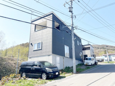 【前面道路含む現地写真】 | 小樽市赤岩2丁目　戸建 | 2階寝室南面には大きなバルコニーあり♪