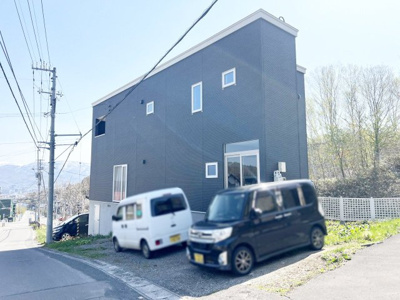 【外観】 | 小樽市赤岩2丁目　戸建 | 複数台駐車が可能です♪