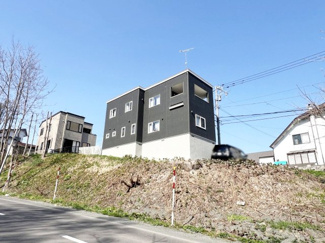 【外観】 | 小樽市赤岩2丁目　戸建 | 窓を遮る建物などがないので、陽当たりも確保できます♪