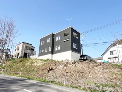 【外観】 | 小樽市赤岩2丁目　戸建 | 窓を遮る建物などがないので、陽当たりも確保できます♪