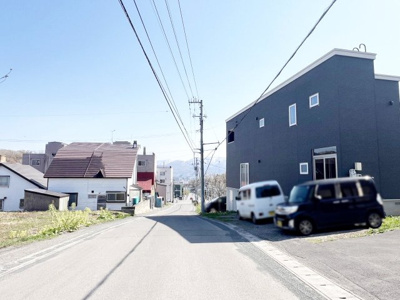【前面道路含む現地写真】 | 小樽市赤岩2丁目　戸建 | 前面道路を下っていくと、マックスバリュやツルハドラッグがあります♪