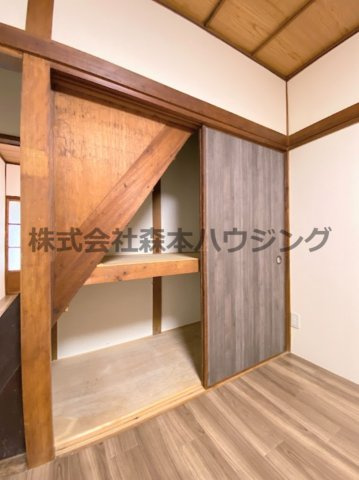 【収納】 | 　大東市北条2丁目テラスハウス | 便利な階段下収納です