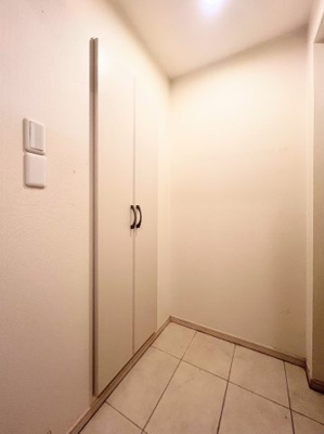 【玄関】 | エクレール宮前平 | ◆明るい玄関です！散らかりやすい玄関もスッキリする大容量のシューズボックス付き。