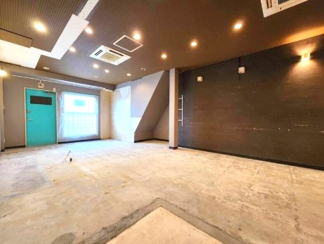深井駅前住居付き店舗の内装
