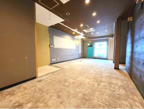深井駅前住居付き店舗の内装