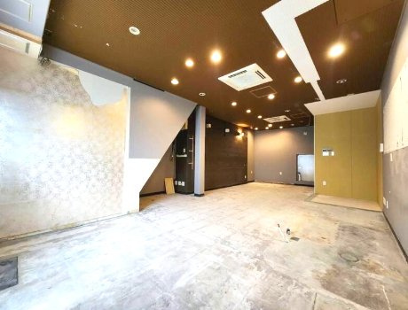 深井駅前住居付き店舗の内装