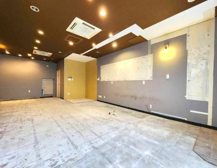 深井駅前住居付き店舗の内装