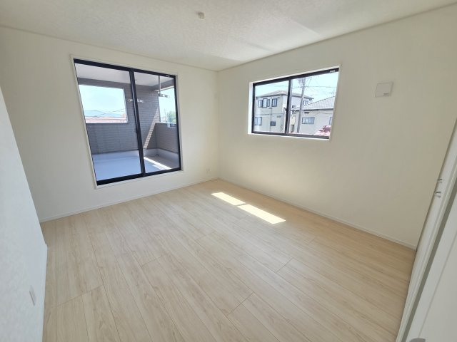 新築　太田市大原町第10　クレイドルガーデン　１号棟の洋室|現地写真　全室南向きで明るいお部屋、子供部屋は明るい方が良いですよね♪							
