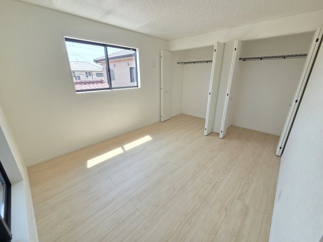 新築　太田市大原町第10　クレイドルガーデン　１号棟の収納|現地写真　それぞれのお部屋に収納スペースがあるのでお片付け上手で室内もスッキリ♪							
						
