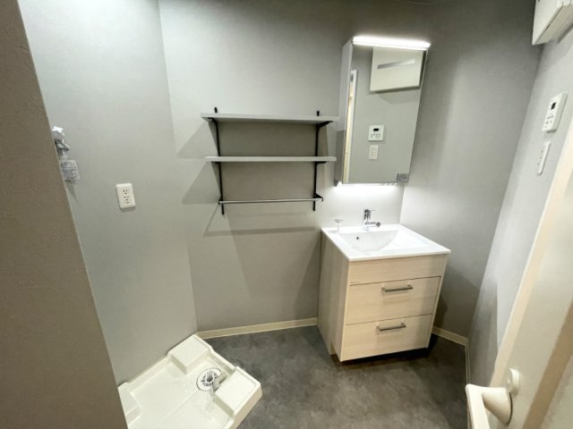 ロイヤルパレス戸坂の洗面所|収納空間も考えた洗面室は、毎日の生活を便利にしてくれます。