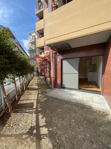 ロイヤルパレス戸坂の庭|専用庭は陽当りのよい南向き、広さも十分あり、ガーデニングやDIYを気兼ねなく楽しめます。