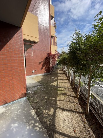 ロイヤルパレス戸坂の庭|奥行きのある専用庭は室内からの景色に広がりを感じさせ、解放感を与えています。