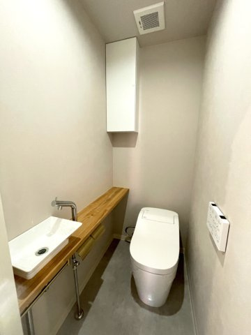 ロイヤルパレス戸坂のトイレ|手洗い器を別で設置した、清潔感のある広々としたトイレです。自動開閉機能も備わっています。