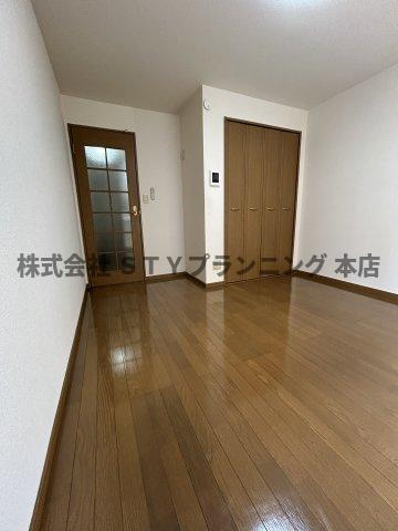 仲介手数料０円！アンプルールフェールVertの居間・リビング