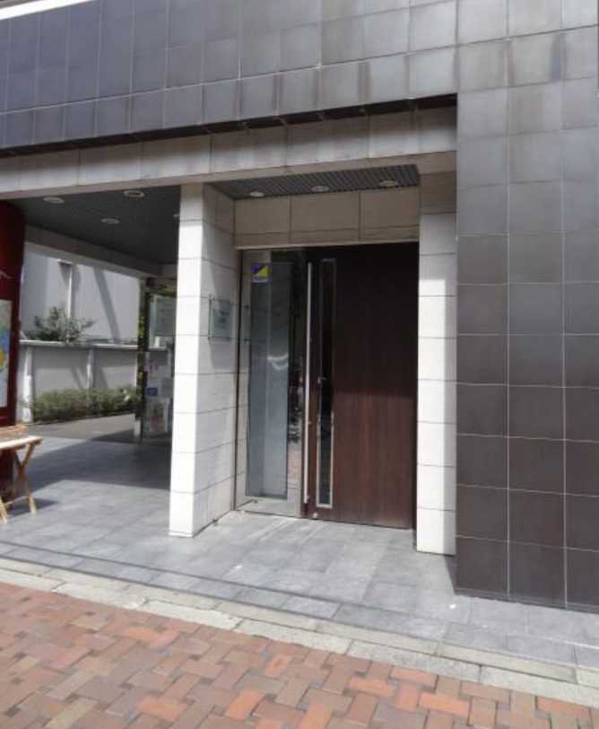 フィオリトゥーラ三軒茶屋ステーションフロント　駅近　ダブルロック　駐輪場のエントランス
