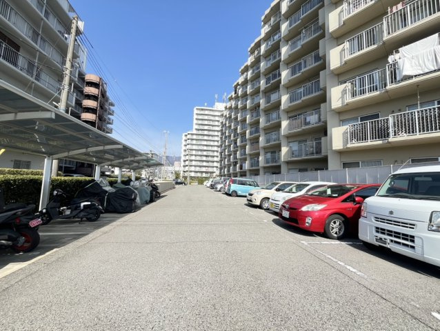 ユニハイム魚崎Ⅱ号棟の駐車場